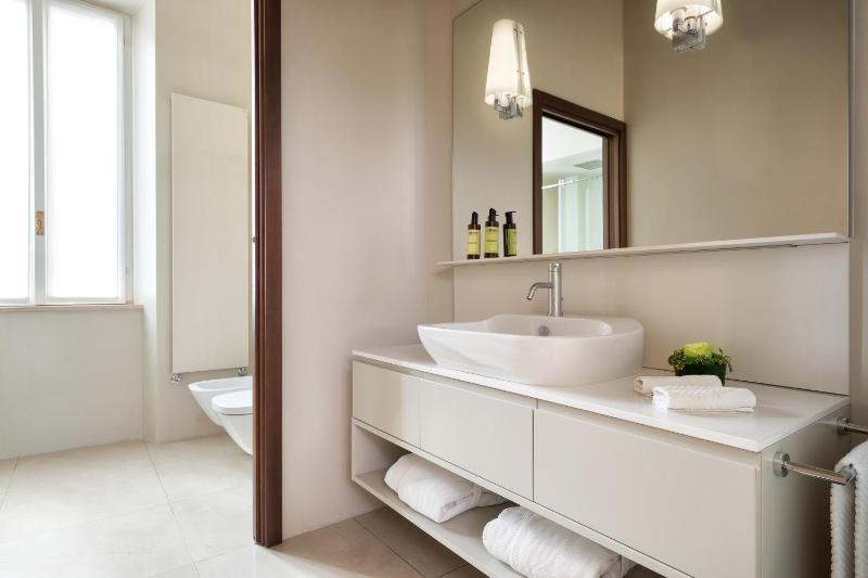 Classic Double Room image 3