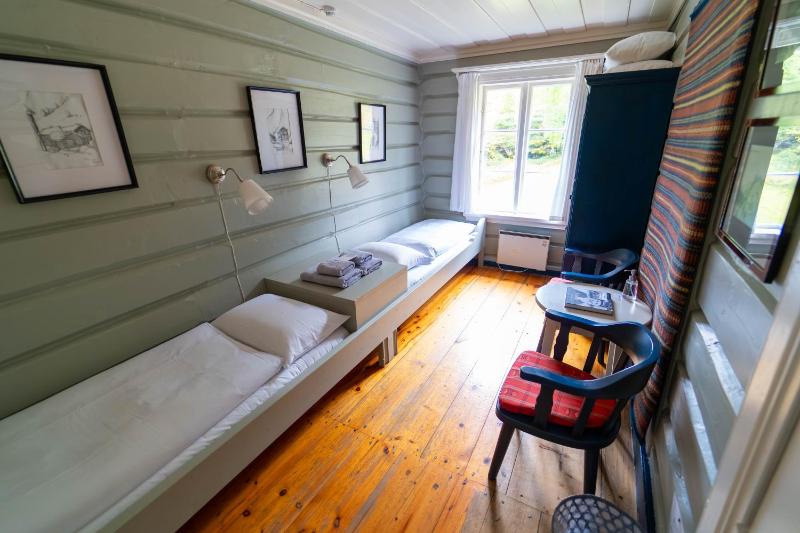 Twin Room with Bathroom image 4