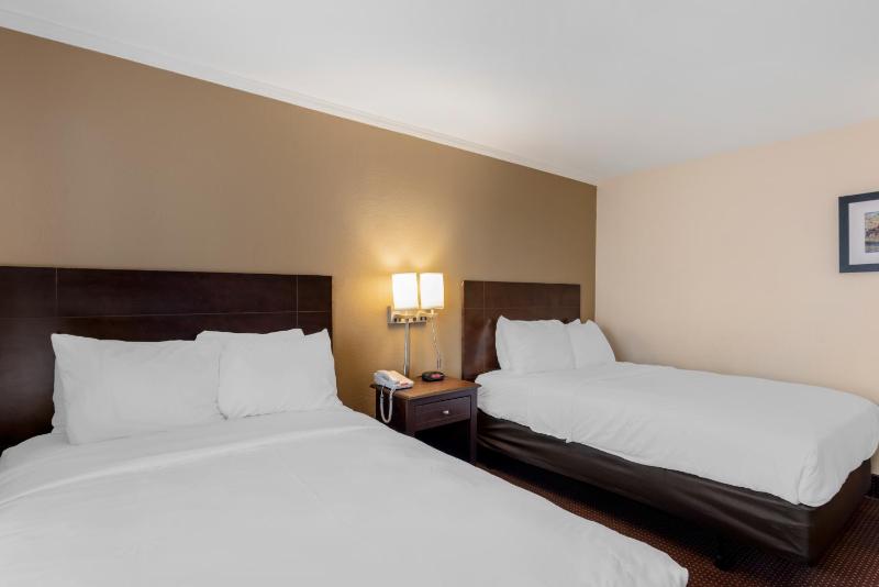 Double Room with Two Double Beds with City View / Non Smoking image 3