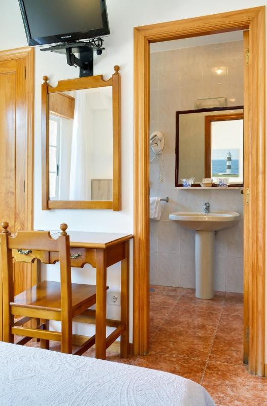Economy Triple Room image 1
