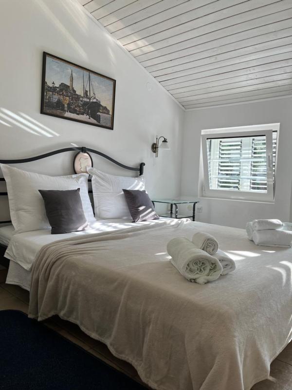 Small Double Room image 4