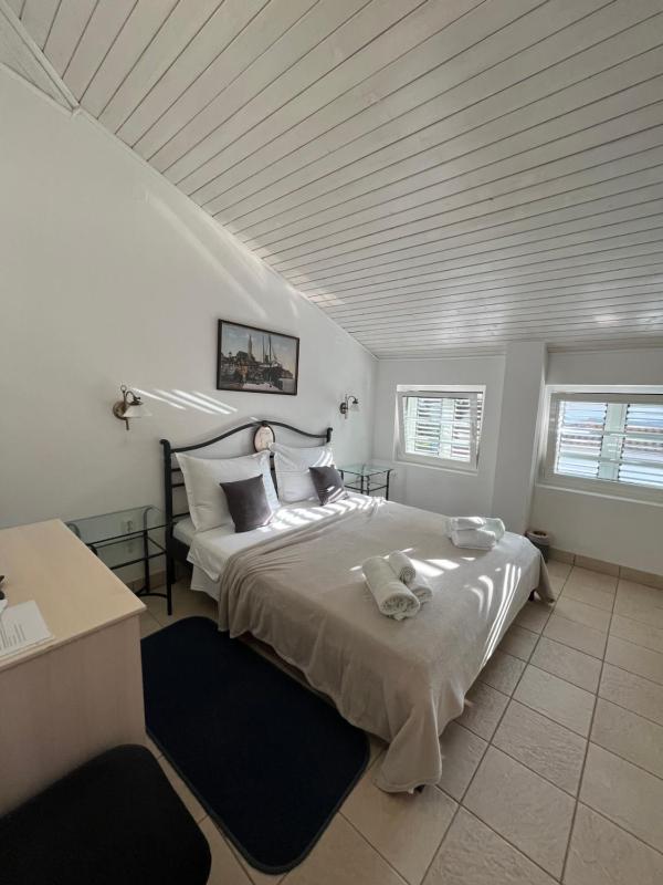 Small Double Room image 2