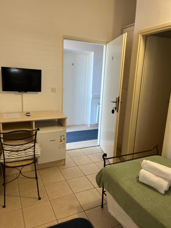 Single Room image 2