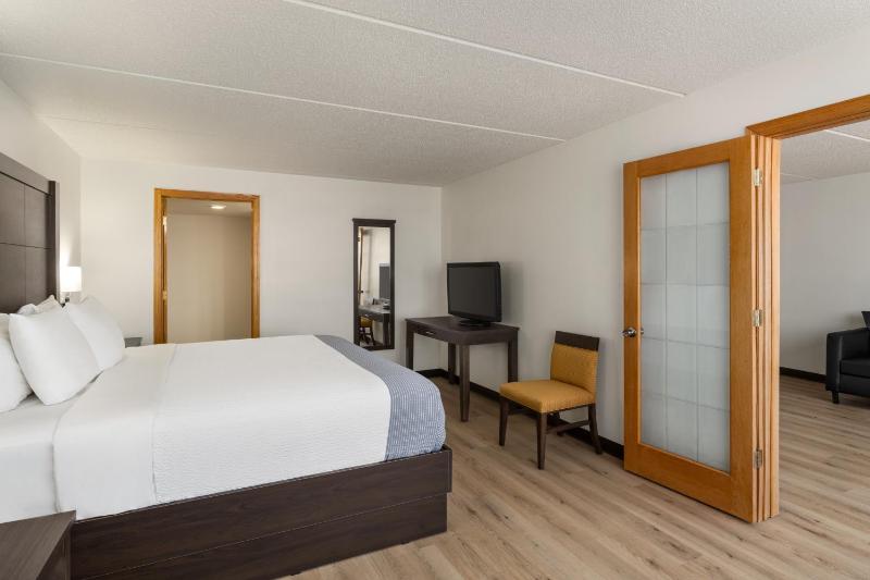 One -Bedroom King Suite, Non-Smoking image 3