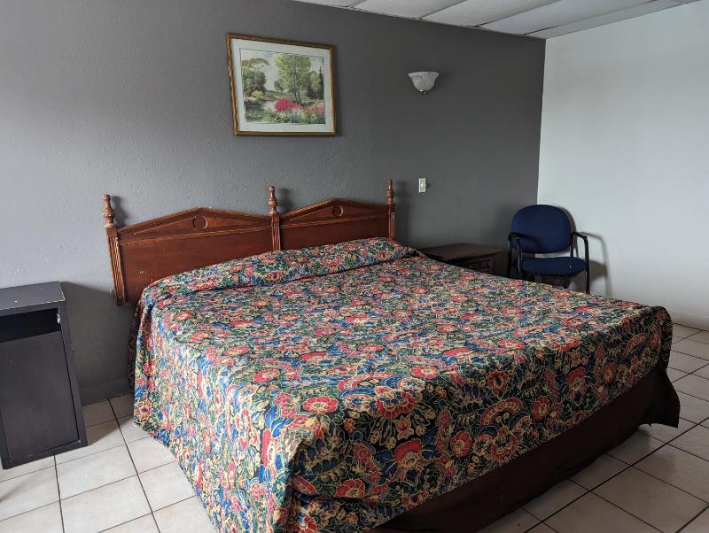 Austin Motor Inn - image 8