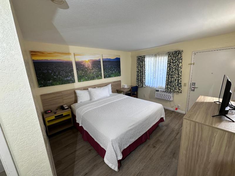 King Room - Non-Smoking image 3