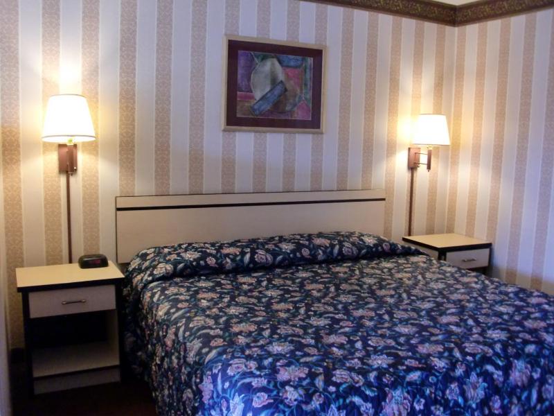 King Room - Non-Smoking image 2