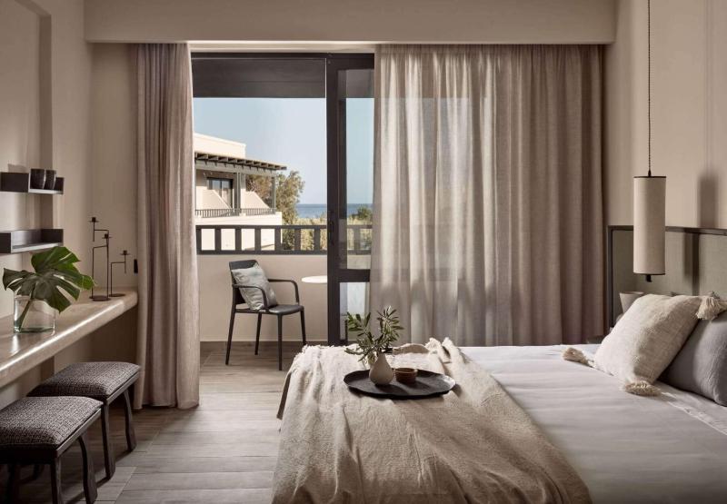 Evergreen Retreat King Room with Balcony image 1