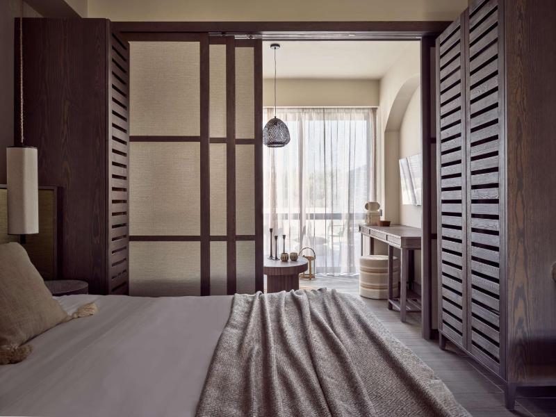 Evergreen Junior King Suite with Balcony image 1