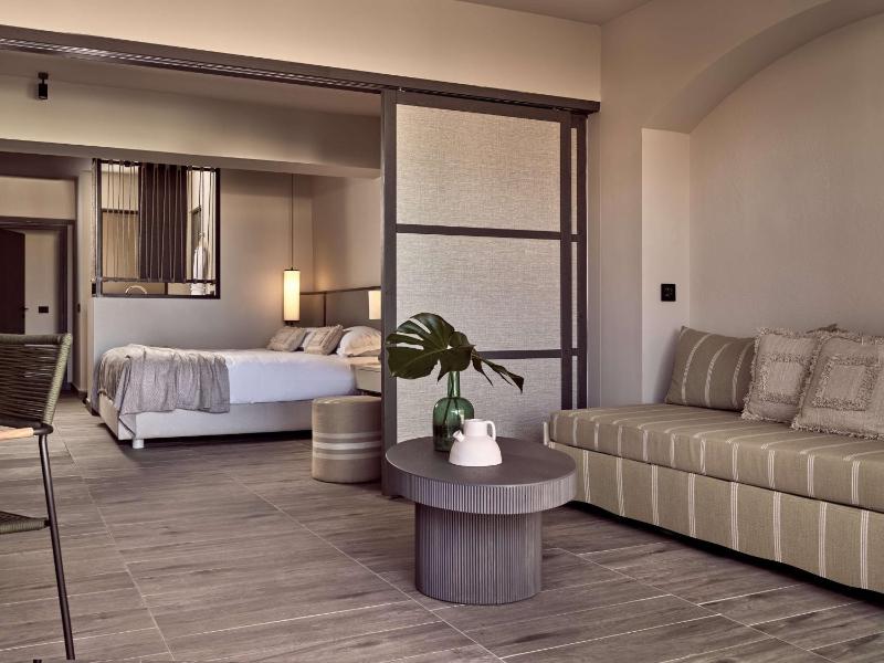 Evergreen Junior King Suite with Balcony image 3