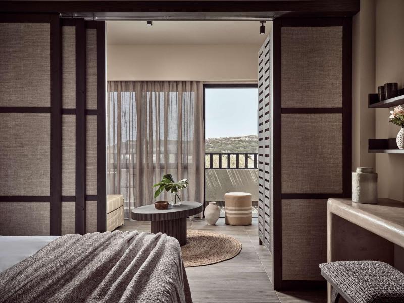 Evergreen Junior King Suite with Balcony image 4