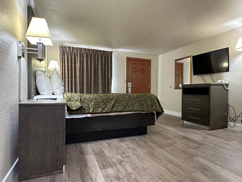 Queen Room - Disability Access image 4