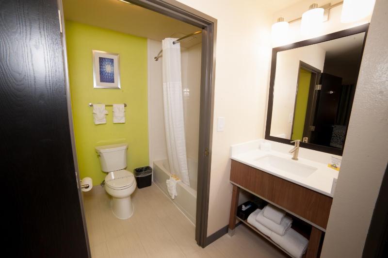 King Room - Non-Smoking image 3