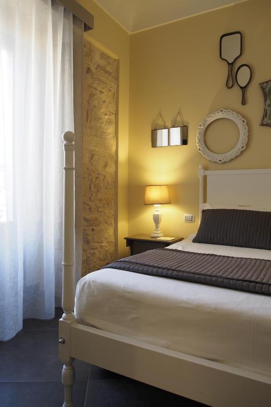Deluxe Double Room with Balcony image 3