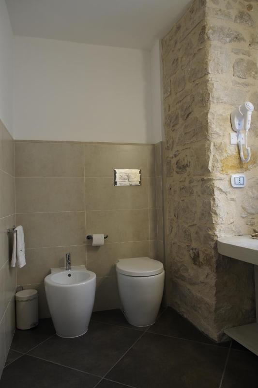 Deluxe Double Room with Balcony image 4