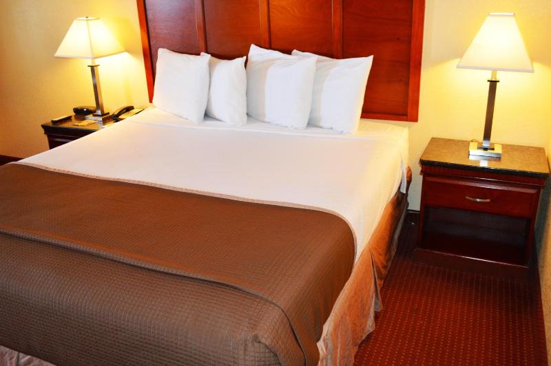 Standard King Room image 2