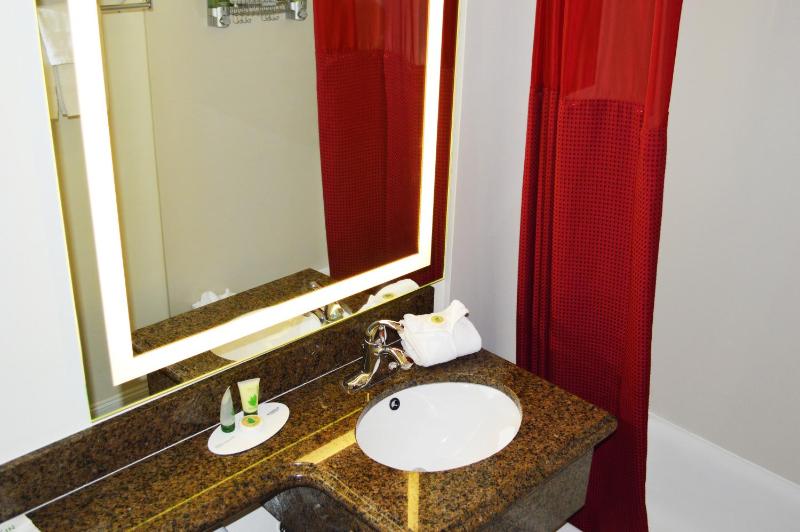 Standard Double Queen Room image 2