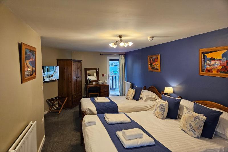 Family Room (2 Adults + 1 Child) image 2
