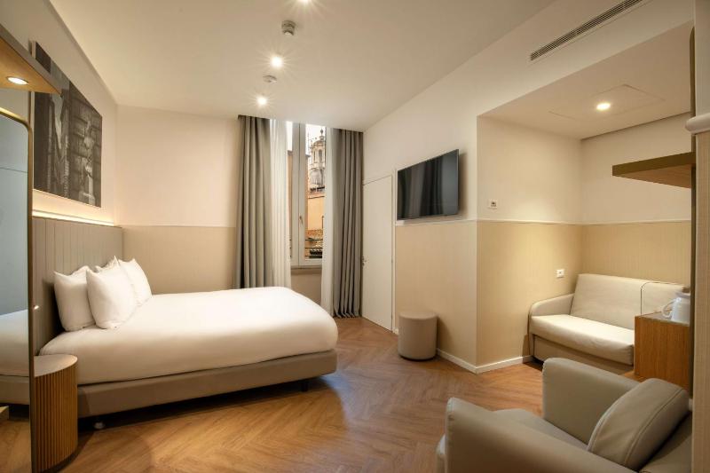 Superior King Room with Chair Bed - Disability Access image 3