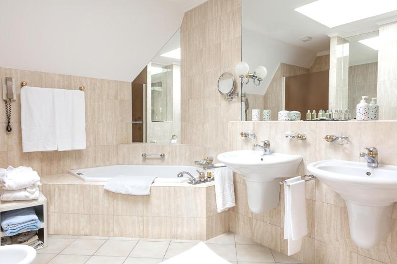 Junior Suite with Lake View image 3