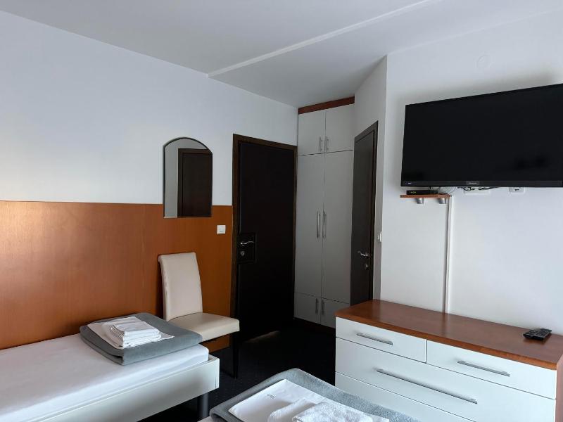 Standard Twin Room image 4
