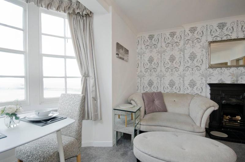 Seaview Regency Apartment With Private Parking - image 18