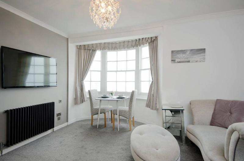 Seaview Regency Apartment With Private Parking - image 10