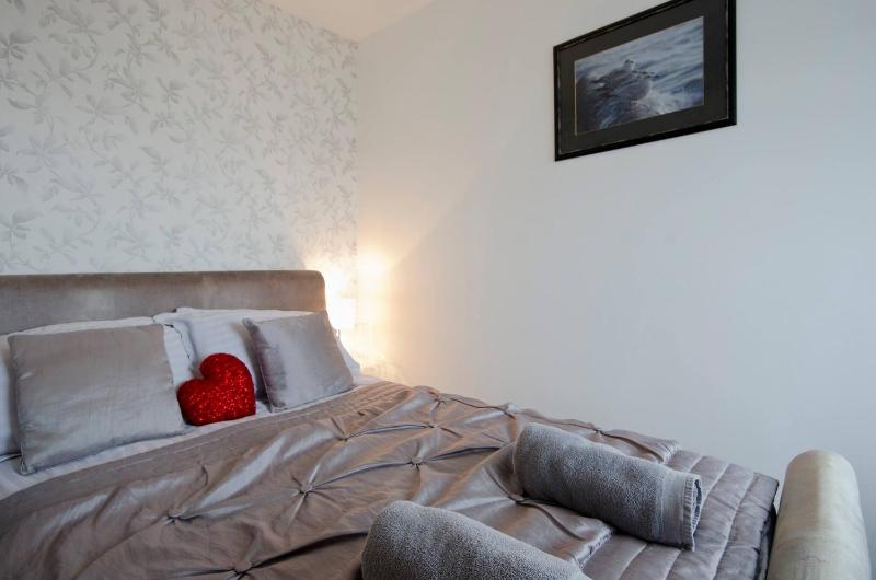 Seaview Regency Apartment With Private Parking - image 6