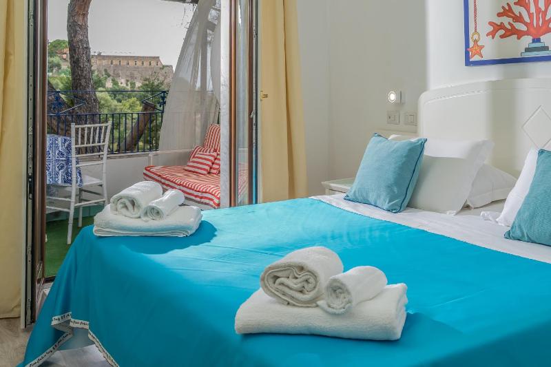 Superior Double or Twin Room with Sea View image 3