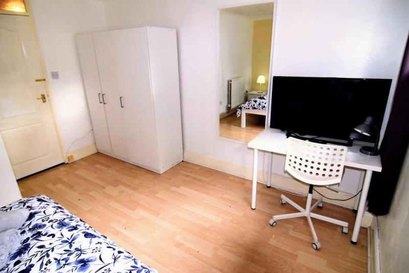 The Brum Home - Garden NETFLIX BBQ 3 TVs Huge Lounge or Quadruple Bedroom plus 2 double bedrooms - image 21