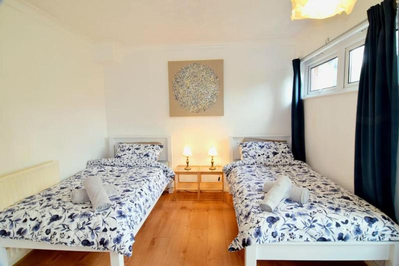 The Brum Home - Garden NETFLIX BBQ 3 TVs Huge Lounge or Quadruple Bedroom plus 2 double bedrooms - image 23