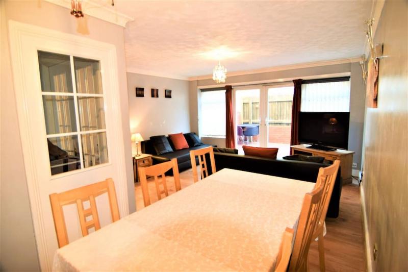 The Brum Home - Garden NETFLIX BBQ 3 TVs Huge Lounge or Quadruple Bedroom plus 2 double bedrooms - image 25