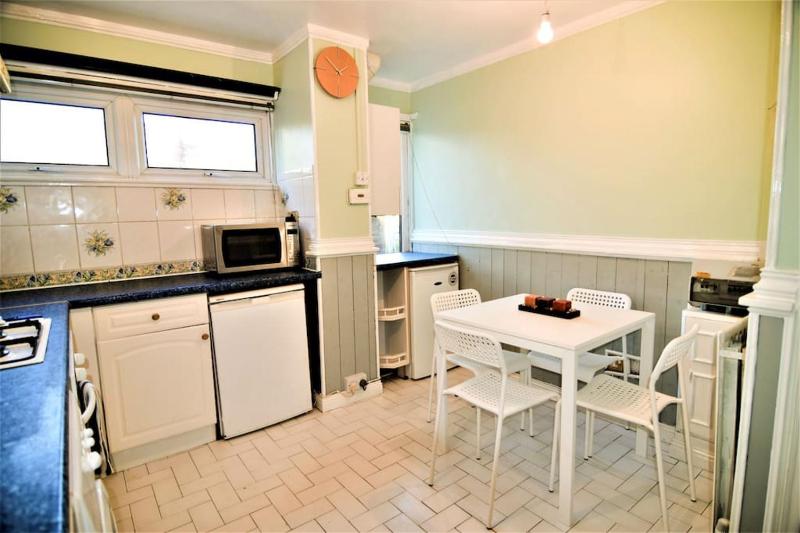 The Brum Home - Garden NETFLIX BBQ 3 TVs Huge Lounge or Quadruple Bedroom plus 2 double bedrooms - image 22