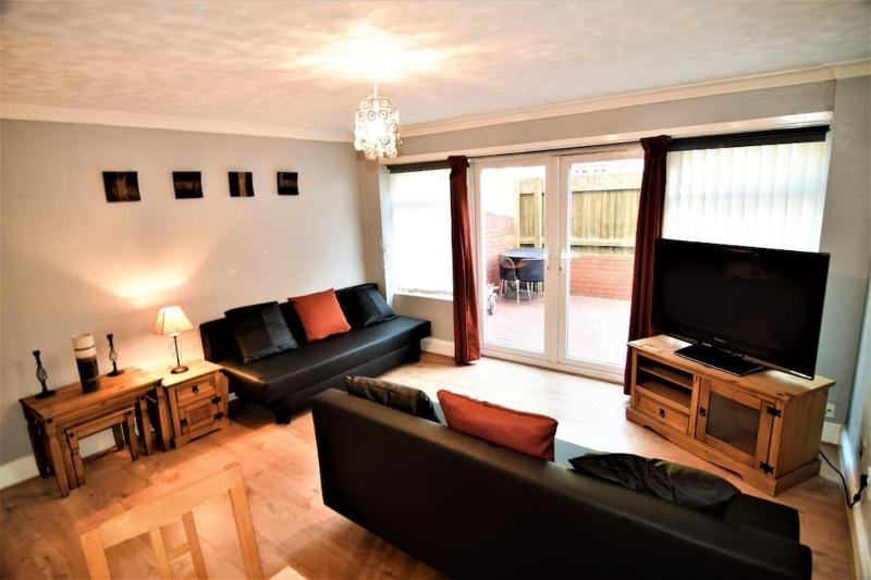 The Brum Home - Garden NETFLIX BBQ 3 TVs Huge Lounge or Quadruple Bedroom plus 2 double bedrooms - image 3