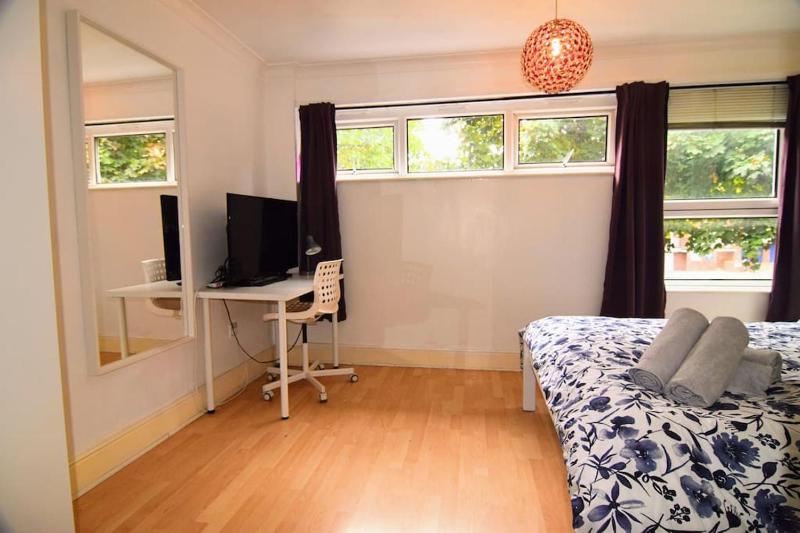 The Brum Home - Garden NETFLIX BBQ 3 TVs Huge Lounge or Quadruple Bedroom plus 2 double bedrooms - image 4