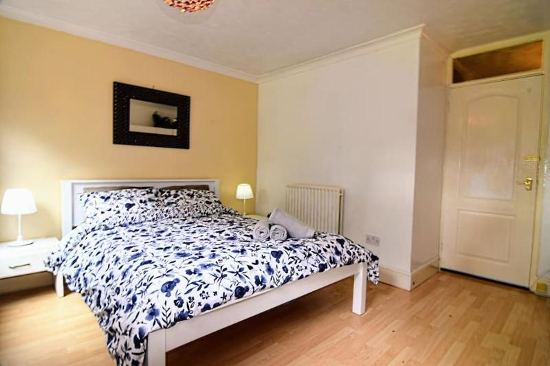 The Brum Home - Garden NETFLIX BBQ 3 TVs Huge Lounge or Quadruple Bedroom plus 2 double bedrooms - image 16