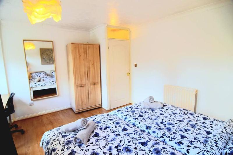 The Brum Home - Garden NETFLIX BBQ 3 TVs Huge Lounge or Quadruple Bedroom plus 2 double bedrooms - image 17