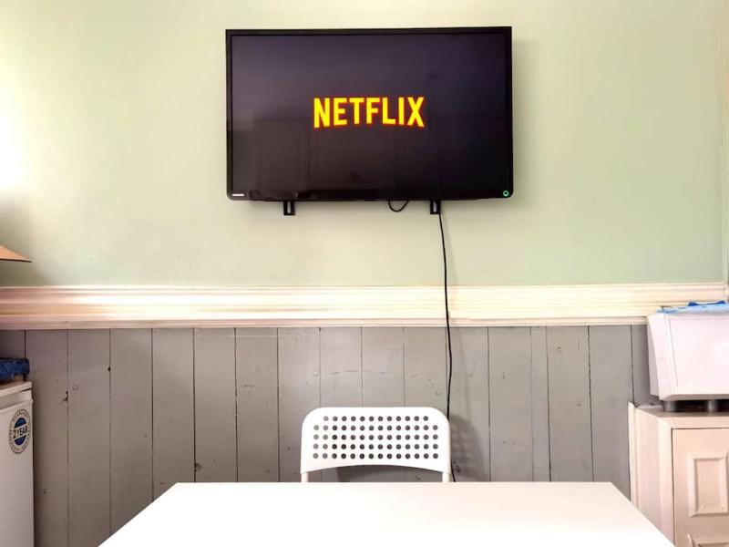 The Brum Home - Garden NETFLIX BBQ 3 TVs Huge Lounge or Quadruple Bedroom plus 2 double bedrooms - image 27