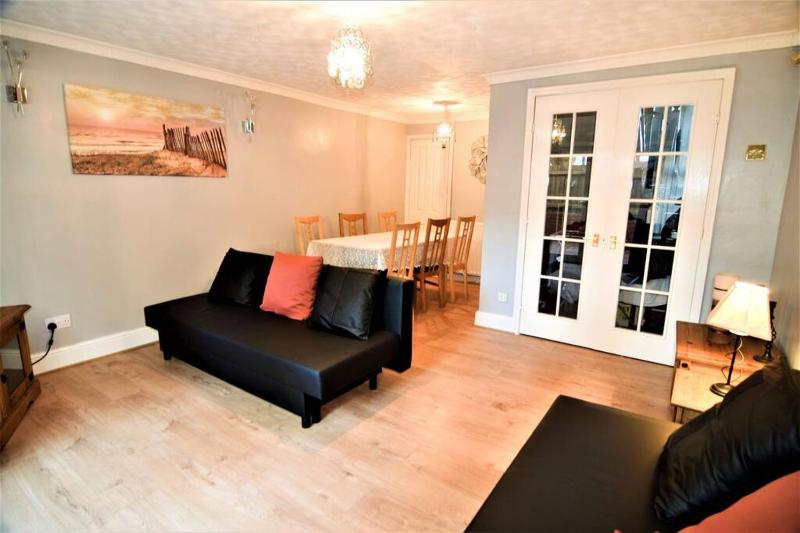 The Brum Home - Garden NETFLIX BBQ 3 TVs Huge Lounge or Quadruple Bedroom plus 2 double bedrooms - image 11