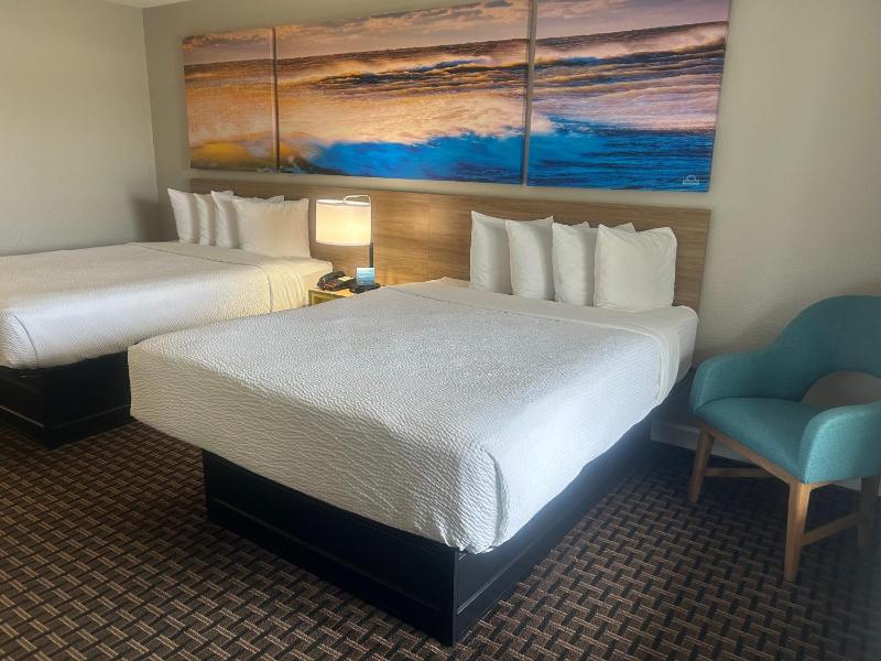Queen Room with Two Queen Beds - Non-Smoking image 3