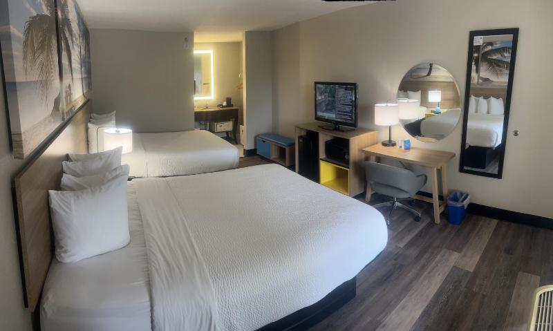 Queen Room with Two Queen Beds - Non-Smoking image 4