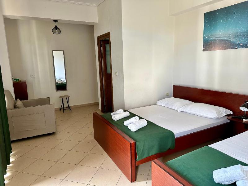 Quadruple Room with Shared Balcony image 4
