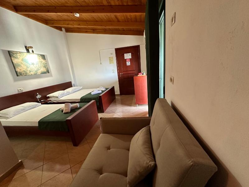 Quadruple Room with Shared Balcony image 3