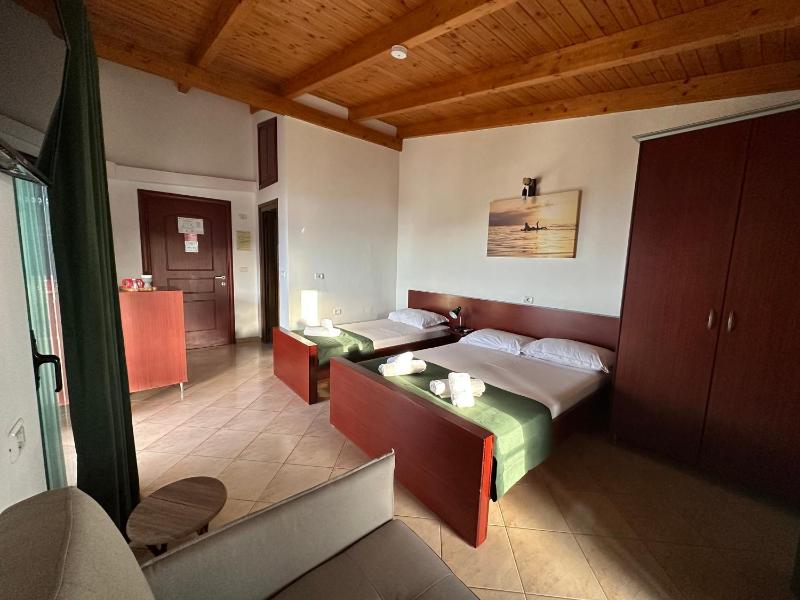 Quadruple Room with Sea View image 3
