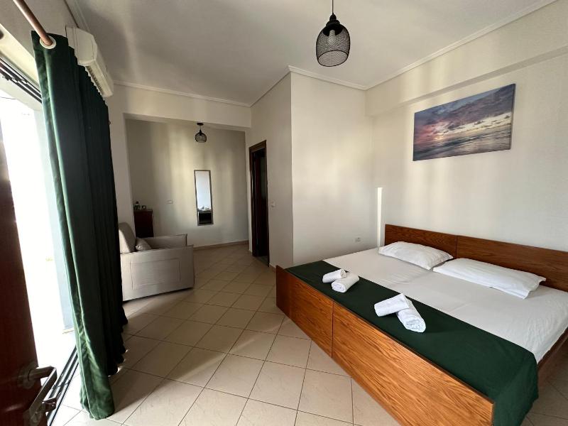 Triple Room with Shared Balcony image 4