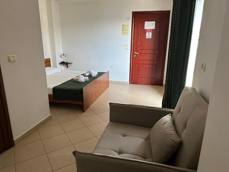 Triple Room with Shared Balcony image 2