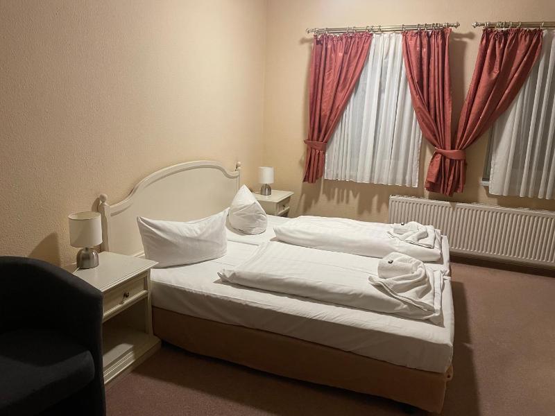 Double Room image 4