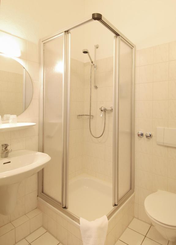 Twin Room image 4
