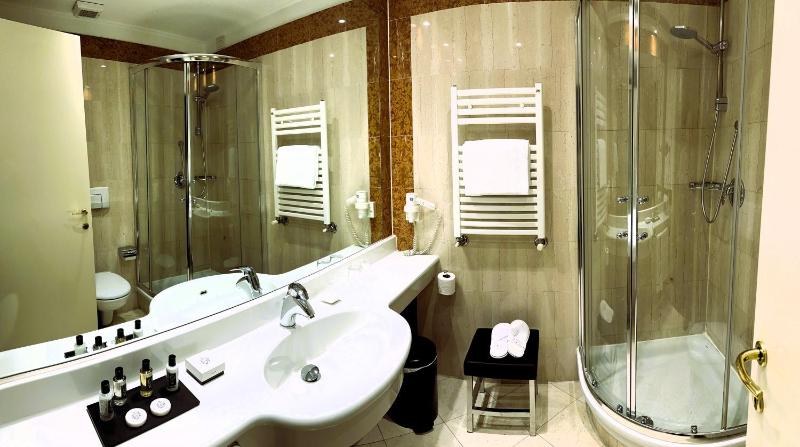 Queen Suite with Sofa Bed image 1