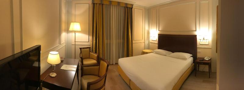 Economy Queen Room image 2